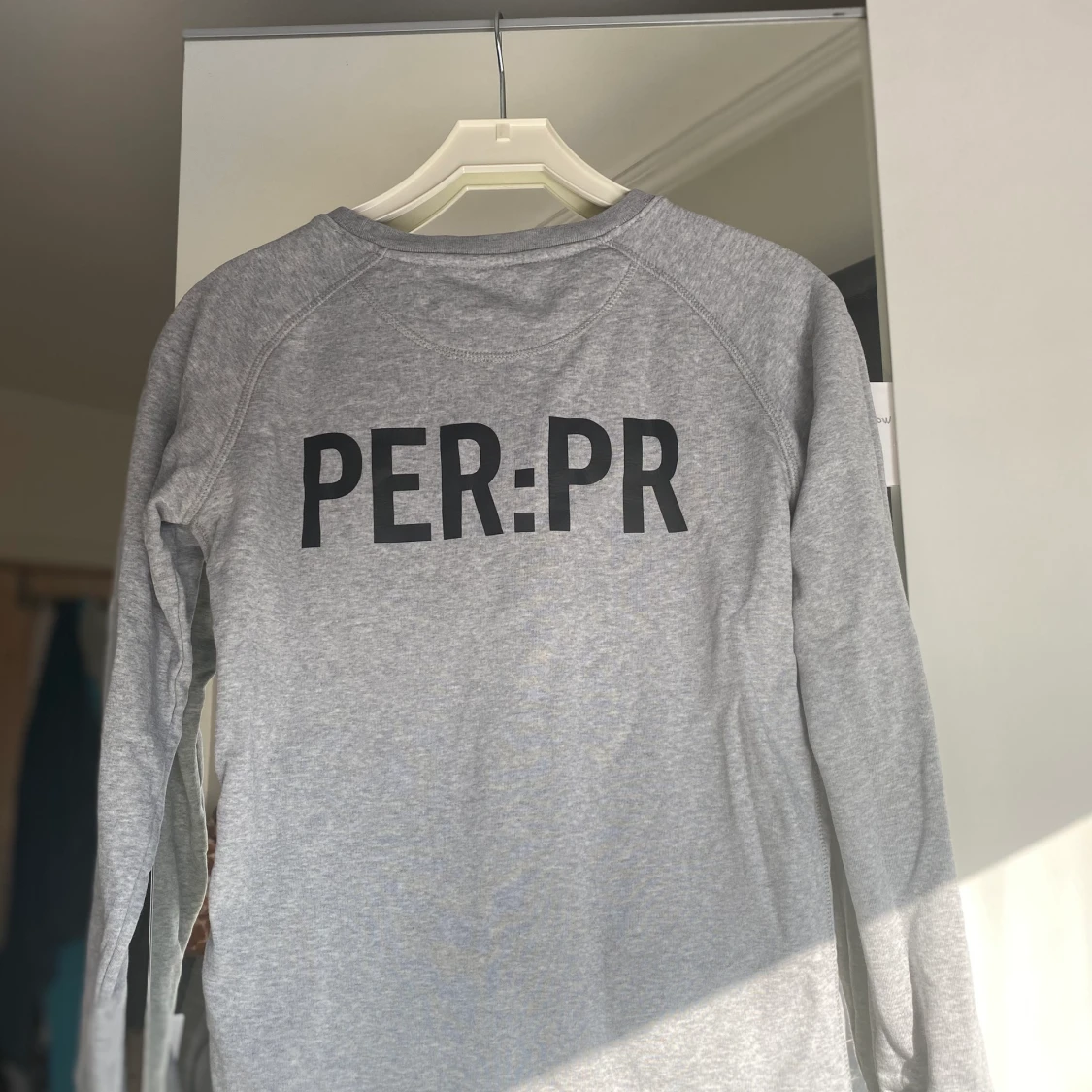 Hoodie med tryck på ryggen - 90