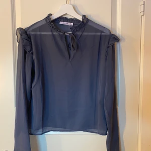Blus från NA-KD - Väldigt fin blus från NA-KD, använd en gång 
