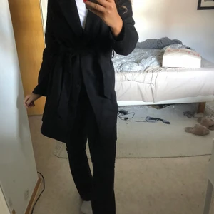 Kappa Vero Moda - Svart kappa från vero moda i strl 38. Knappt använd