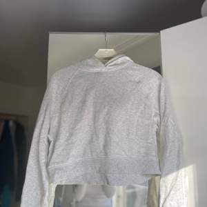 En ljus grå kort hoodie från H&M i storlek XS. Ljusare i verkligheten. Aldrig använd.
