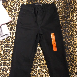Svarta jeans  - Svarta tighta jeans. Dessa är helt nya och oanvända.  Dessa är ej stretch och i storlek 36. 