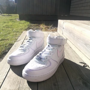 Nike Ari Force storlek 40.5  - Säljer nu mina höga Nike Ari Force. Anledningen är att jag inte riktigt tycker om höga skor. Jag målade dom men blev inte nöjd så tog bort det men sömmarna sitter det kvar på men ser inte de som ett problem. Sitter lite färg på skosnörena. använda 3 gånger