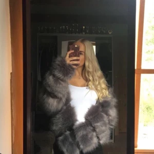 Grå pälsjacka - Säljer min gråa pälsjacka, sitter snyggt på! Storlek 36/S