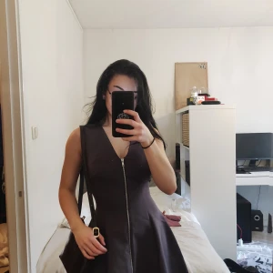 Klänning från Asos - Klänning i scuba-material från Asos med dragkedja som går att dra ner hela vägen. Klänningen är sydd då den formar kroppen. Använd vid 1 tillfälle, storlek xs🌺