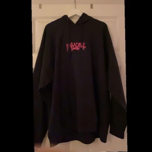 Paradise hoodie/oversize  - Säljer en paradise hoodie från boohoo MAN, oanvänd med prislapp på väldigt stor i storleken