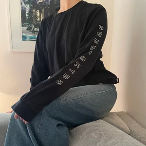 Intressekoll 🥰 - Intressekoll på min super snygga HH x Sweet Sktbs tröja (Slutsåld)🖤.                                                                  Storlek M, StartPris hade varit runt: 250kr, Skriv buden till mig privat eller kommentera på bilden!  Köpare står för frakten (Du bestämmer vilket paket så länge det uppfyller vikt och storleks kraven) Kan även mötas upp mellan Varberg & Göteborg    