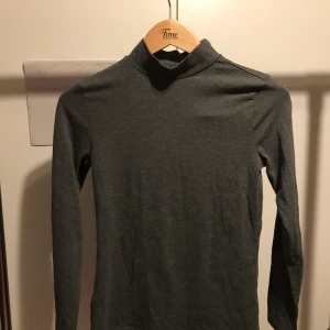 Grå polotröja - Mörkgrå polotröja. Tycker inte om hur den sitter på mig. 
