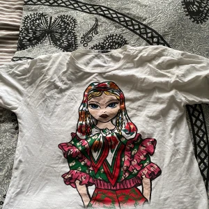 Tröja  - En tröja med ett fint tryck på sig💕