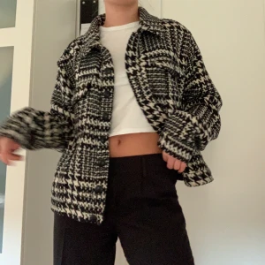 Jacka - Säljer denna vårjacka från Forever 21, använd men i väldigt bra skick! Skulle säga storlek M men passar de flesta storlekar :)
