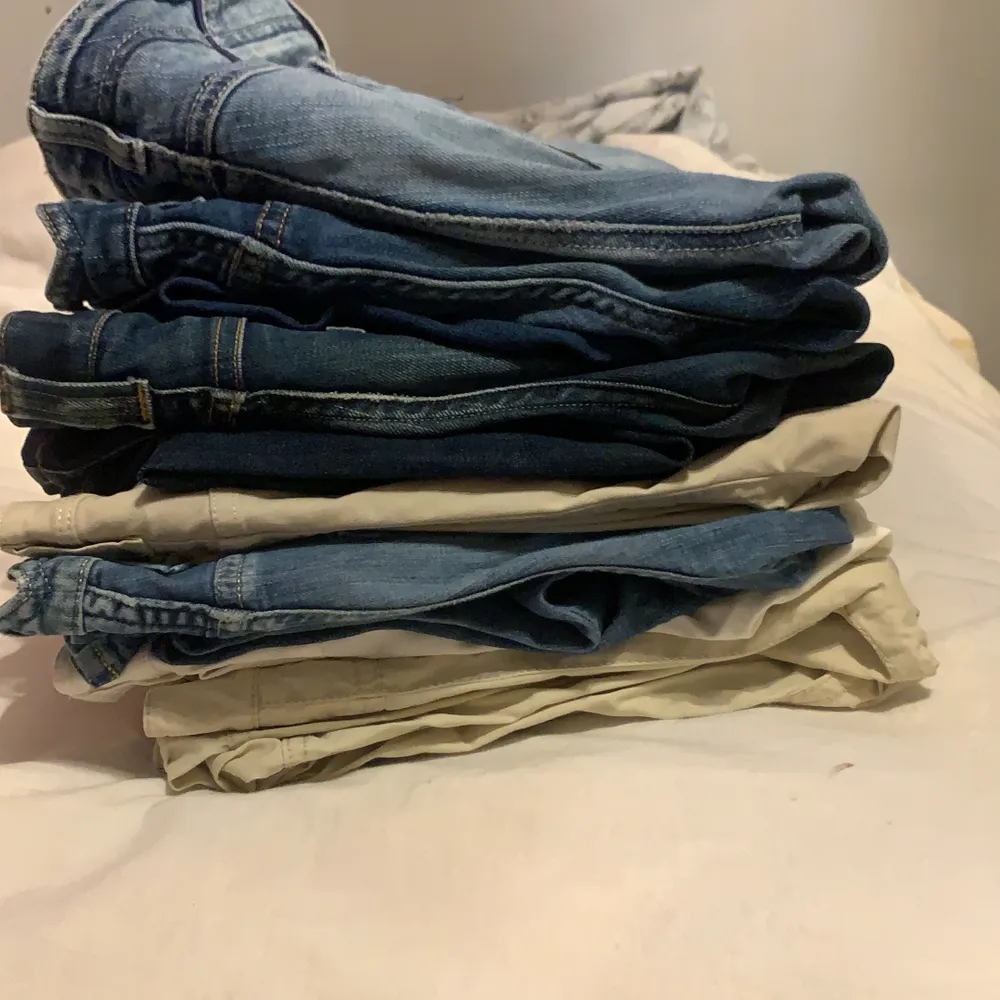Säljer massa olika vintage jeans, de flesta från Girogio armani men vissa från g-star mm. de flesta är i 28/xs men kan är relativt töjbara. Har massa fler hör av er vid intresse samt frågor!🤎🤍. Jeans & Byxor.
