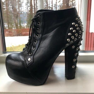 Skor med nitar  - Så coola och förvånansvärt bekväma klackskor i fakeläder med nitar och röda sulor. Använda en del så har därför slitningar (se sista bilden). Kan vara smådammiga pga har inte använt dem på väldigt länge men de är jättelätta att torka av. Brukar ha storlek 38-39 och de passar mig perfekt. Kan hämtas i norra Värmland eller skickas (frakt är inkluderat i priset) 😚🤍