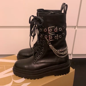 Skinnboots med spännen - Slutsålda oanvända höga boots i äkta läder från Zara med spännen och avtagbara kedjor🖤🖤 Storlek 39. Nypris: 1295. Säljer då jag köpte två par och behöll en storlek större då jag har lite bredare fötter, alltså provade jag endast skorna. Skriv bud och frågor privat‼️‼️