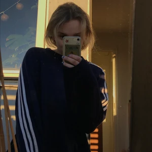 vintage adidas tröja - En tunn vintage adidas tröjja köpt på pissdyra beyond retro för typ 400kr. Den har ett hål under armen vid armhålan typ som inte syns. kan skicka bild vid intresse. Jag är str S och den sitter snyggt oversize