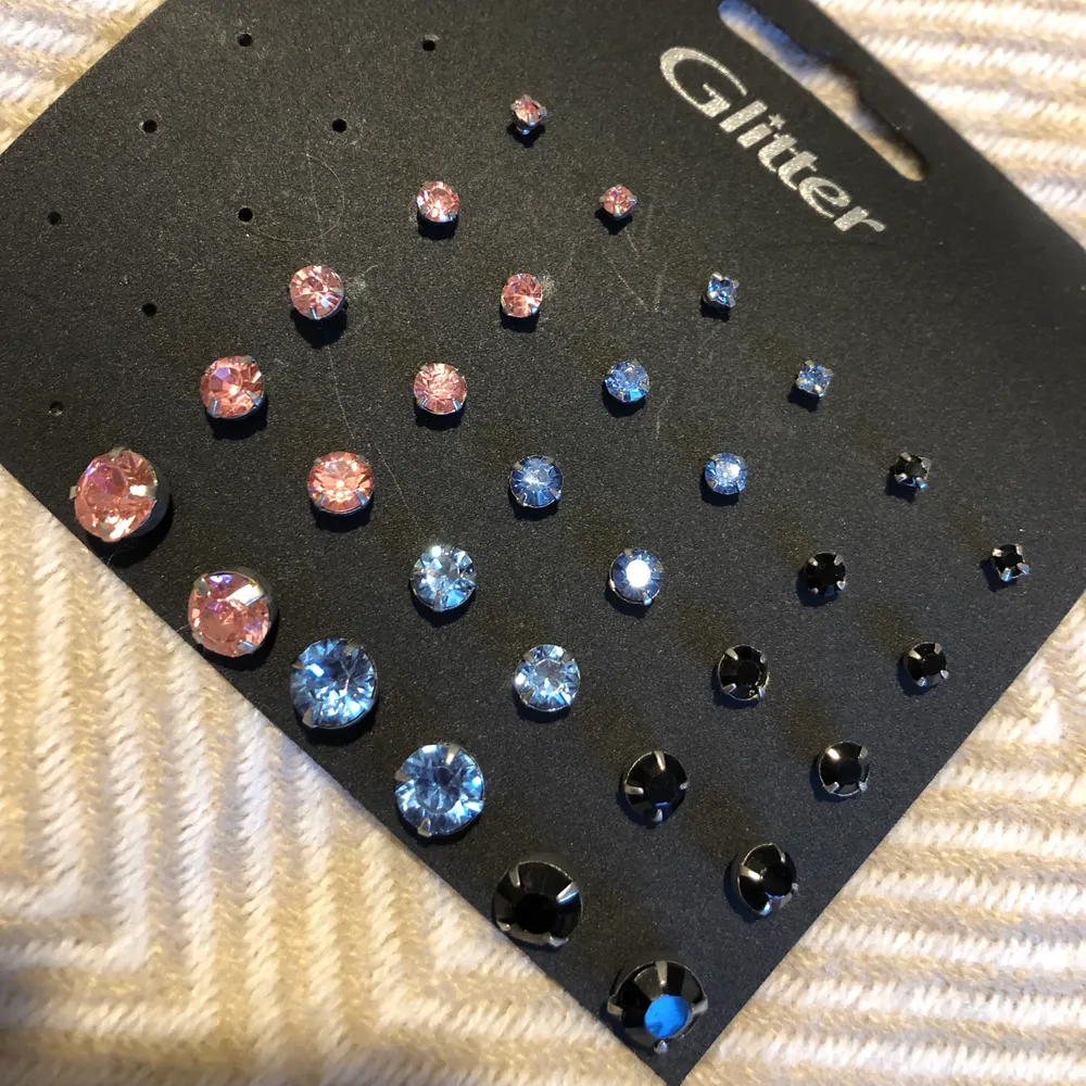 15 par örhängen från Glitter i färgerna rosa, blå och svart💍 Aldrig använda👑 . Accessoarer.