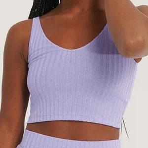 V-Ringat ribbat linne - Hej! Säljer detta linne i storlek S ifrån Nakd. Jättefint men passar tyvärr inte på mig!                                                   Det är aldrig använt, helt nytt skick med alla lappar kvar på 🥰 Hör av er vid intresse eller lämna ett bud!! 🌟