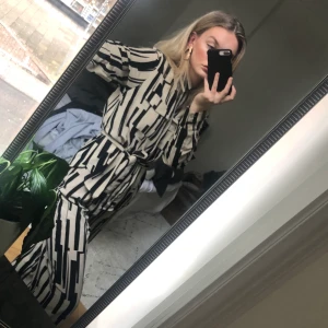 Set!!  - Säljer detta fina setet som jag köpte ifrån monki för längesen, har använt en gång, tycker det är så coolt!!!! Byxor och skjorta i strl S, sitter såhär på mig som vanligtvis har strl S och är 1.70 lång! Säljer båda delarna tillsammans! (Köparen står för frakt) 🍸