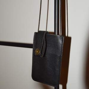En äkta läder väska för IPhone 4 att hänga runt halsen✨