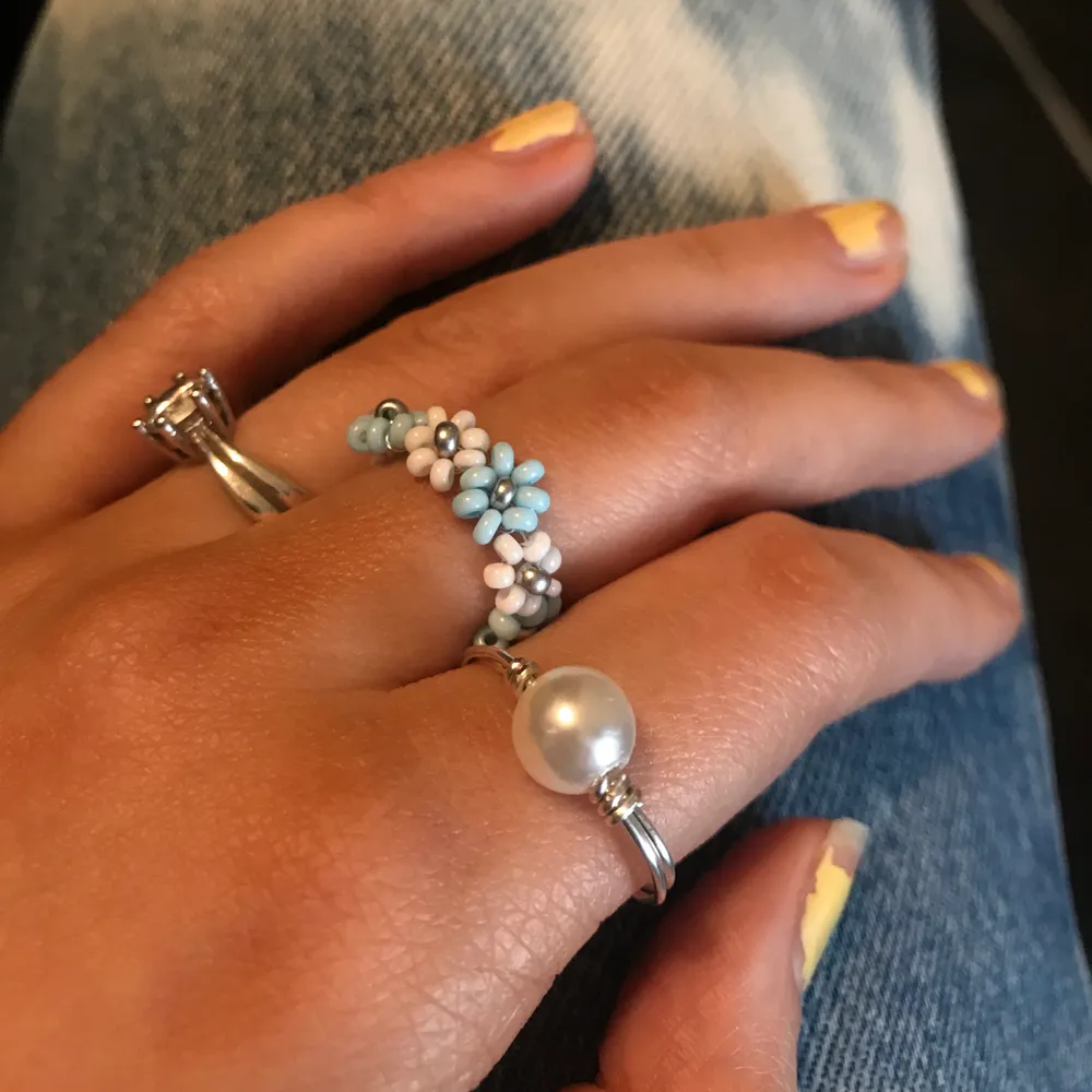 💕INTRESSEKOLL💕 Dessa två ringar på första bilden, örhängerna på andra bilden och armbandet på 3e bilden och mycket mer går inom kort att köpa på @angelus.uf instagram! Hoppas vi ses där🥰💗. Accessoarer.