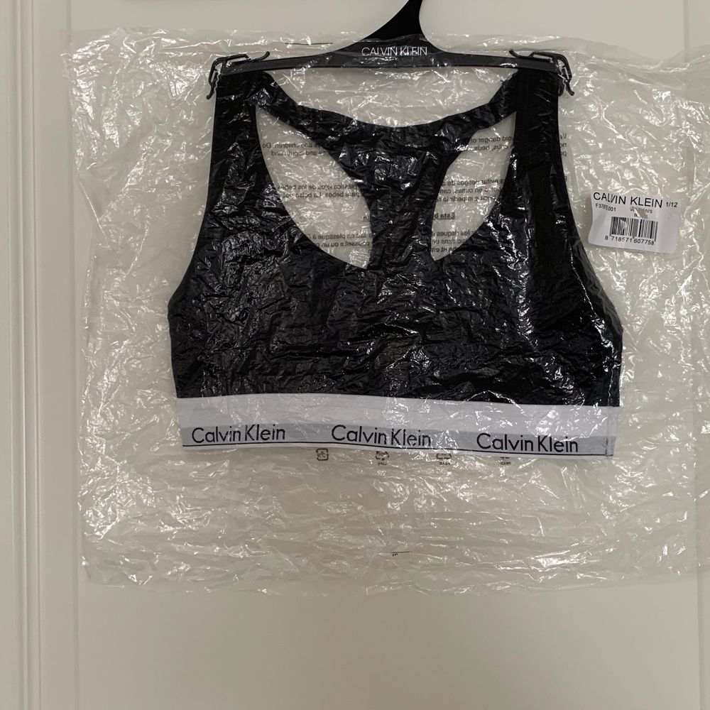Hej! Säljer denna endast provade Ck braletten i modellen- MODERN BRALETTE - Topp. Köpt på Zalando men insåg att den inte kommer att komma till användning pga har andra i samma modell! Storlek M. Köpt för 349kr men säljer för endast 150kr+ frakt(24kr). . Toppar.