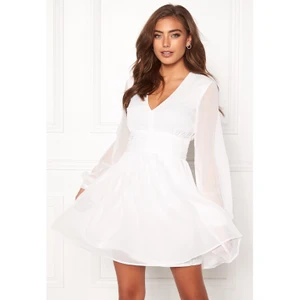 Vit studentklänning - Bubbleroom - Nu är det dags att sälja den här super fina studentklänningen, som jag endast använde 1 gång under min student förra året. 🤍 Modellen heter Dahlia Dress och är från bubbleroom. Framhäver midjan super fint. Inga defekter. Nypris 500kr. 