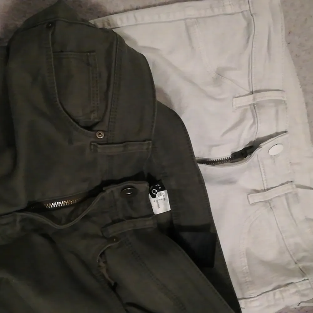 Två par jeans, gröna och vita, i storlek small(S)låg midjade. . Jeans & Byxor.