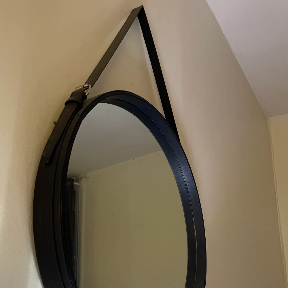 En rund spegel med ett läderband runt om spegeln. Går att justera med spännen. Spegeln säjs eftersom den inte används. Den är ca 50cm i diameter, det är okänt vart den är ifrån då jag fick den i julklapp. . Övrigt.