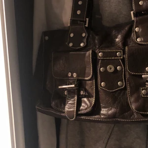 Brun handväska  - Brun handväska ifrån Lindex, föreslå pris. Frakt tillkommer.🤎 HÖGSTA BUD: 115+frakt