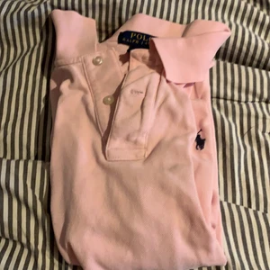 Polo storlek s - En fin polo t-shitt, jag säljer den för att jag har växt ut den jätte tråkigt