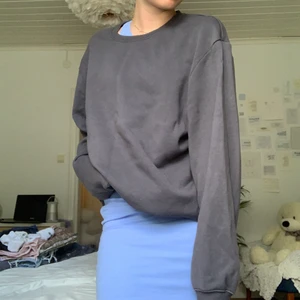 GRÅ TRÖJA  - En grå, oversized tröja som är sååå bekväm men ändå snygg, lätt att styla ner med mjukis och styla upp med guldsmycken 🤍 sitter som på bilden på storlek S men passar alla beroende på hur den ska sitta, oversized på XS-M 🤍 skriv gärna vid frågor, diskutera pris eller fler bilder