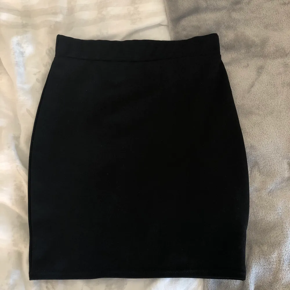 En oanvänd kjol som kommer ifrån nelly. Köptes för 299kr! Stolek XS men passar även S! Perfekt nu när det är sommar😍😍. Kjolar.