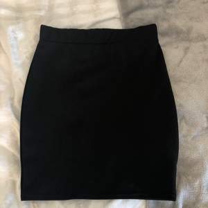 En oanvänd kjol som kommer ifrån nelly. Köptes för 299kr! Stolek XS men passar även S! Perfekt nu när det är sommar😍😍