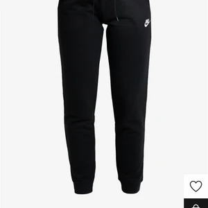 Nike byxa - Säljer mina supersköna Nike byxori storlek S. Dom är i använt skick och därmed lite noppriga. Säljer dom därför för 150kr, nypris 450kr