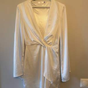 Snygg silkesklänning i storlek 38 (liten i storleken så passar de som vanligtvis har 36). Endast använt en gång. 