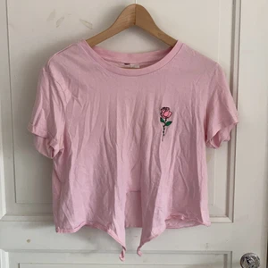 Söt rosa crop top - En otroligt fin tröja från H&M, men den har tyvärr inte kommit till mycket användning. Storlek M och den passar jättebra. Man kan knyta ihop den längst ner