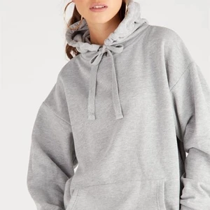 Grey oversized hoodie - OBS: bilderna är tagna från internet. Dem liknar hoodien jag säljer! Jättefin hoodie i bra skick som är  oversized. Skriv om du vill ha bilder på den jag har så skickar jag direkt!