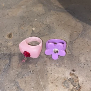 Ringar - Säljer dessa superfina helt oanvända ringar den asos💕 ascoola och passa super nu i sommar, säljer då dom inte kommit till användning! Köpte dom för 89kr styck på hemsidan, säljer för 60 styck eller 100kr för båda💕 fraktar och möts upp i Stockholm 