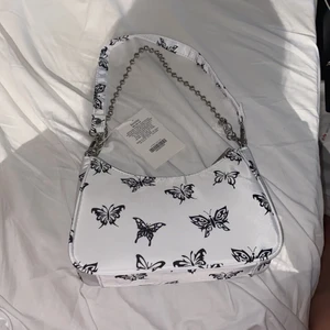 Väska - Supercool väska ifrån bershka! Helt ny och har lappen kvar på! Köptes här i milano! PS! Kommer hem den 11 juli ifrån min semester så kommer inte kunna posta förens då! 