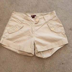 Shorts  - Shorts från HM, mjuka sköna i beige. Storlek 36.