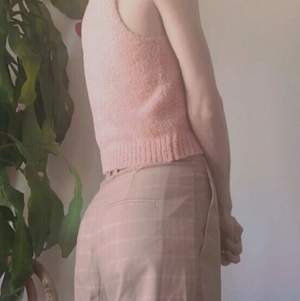 ”Lurvigt” linne från Gina Tricot i storlek XS! Det är stretch-material och passar en S. Urringningen är rätt låg! 30kr plus frakt!