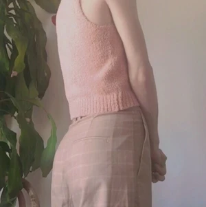 Linne Gina Tricot - ”Lurvigt” linne från Gina Tricot i storlek XS! Det är stretch-material och passar en S. Urringningen är rätt låg! 30kr plus frakt!