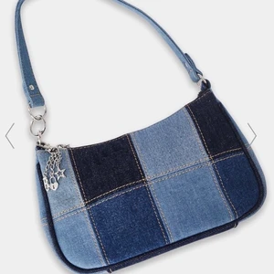 Denim bag - Fick två ex så säljer den ena helt oöppnad från plastpacketeringen. Använder den själv hela tiden o tycker den är assnygg