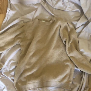 Tröja  - Beage tröja från NA-KD med puffärmar i storlek S. Köparen står för frakten. 