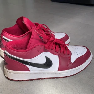 Nike Air Jodan 1 low  - Super feta Jordans i storlek 40. Skorna är i väldigt bra skick, de är använda som kan synas på vissa små ställen. Skorna säljs pågrund av att dem är för små för mig. Färgen är Nobel red. BUD FRÅN 750