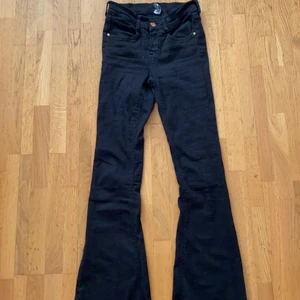 Utsvängda svarta jeans - Detta är ett par svarta utsvängda jeans som också är lågmidjade. Jag minns inte vart jag köpte dom men de kostade runt 150 kr och jag säljer de för 30kr + frakt. Byxorna är i storlek 36. Det är använda några gånger så kan vara slitet på märket!