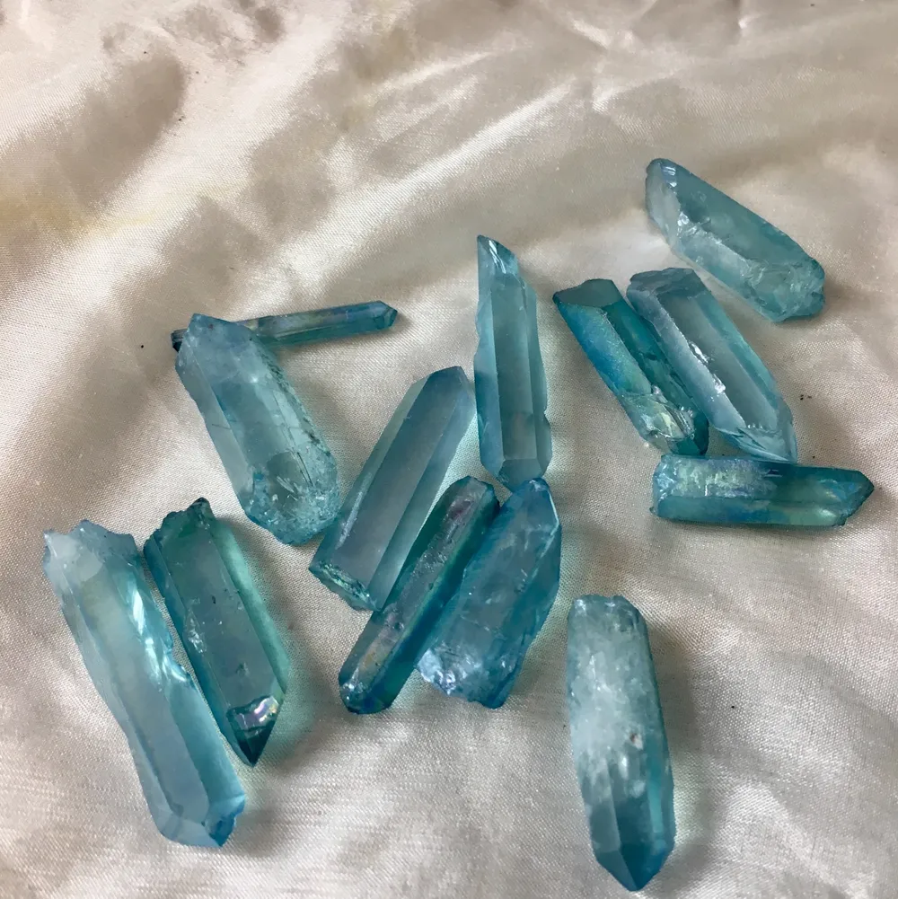 Aqua aura heter denna vackra blåskimrande kristall ger kraft att kommunicera sanningen på ett kärleksfullt och lugnt sätt. . Övrigt.