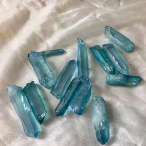 Aqua aura heter denna vackra blåskimrande kristall ger kraft att kommunicera sanningen på ett kärleksfullt och lugnt sätt. 