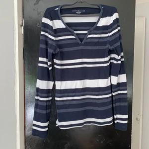 Långärmad Tommy hilfiger - Randig Tommy hilfiger långärmad tröja. Storlek S. Tight passform. Gott skick.