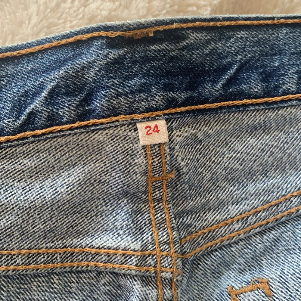 Säljer min jeanskjol från Levis då den aldrig kommer till användning, inte min stil. Köpt för 1-2 år sedan men endast använd ca 3 gånger. I väldigt fint skick☺️ Storlek 24 . Kjolar.