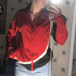 Adidas munktröja. - Adidas munktröja i bra skick. Kan användas till vardags och träning. Köparen står för frakt eller mötas i Norrköpin. Storlek XL 