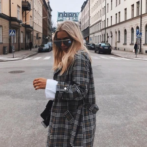 Rutig kappa - Världens snyggaste kappa som var Hanna Fribergs go to och blev slutsåld överallt. Tyvärr köpte jag en storlek för liten så nu har den bara hängt helt oanvänd. Prislapp kvar. Nypris ca 850kr, säljer för 400kr eller bud. 🤍🤍 (Outfitbilderna ägs av hanna friberg) 🤍🤍